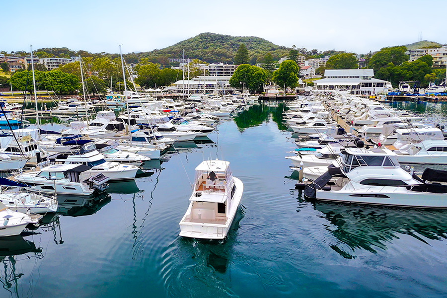 Boat entering d'Albora Marina